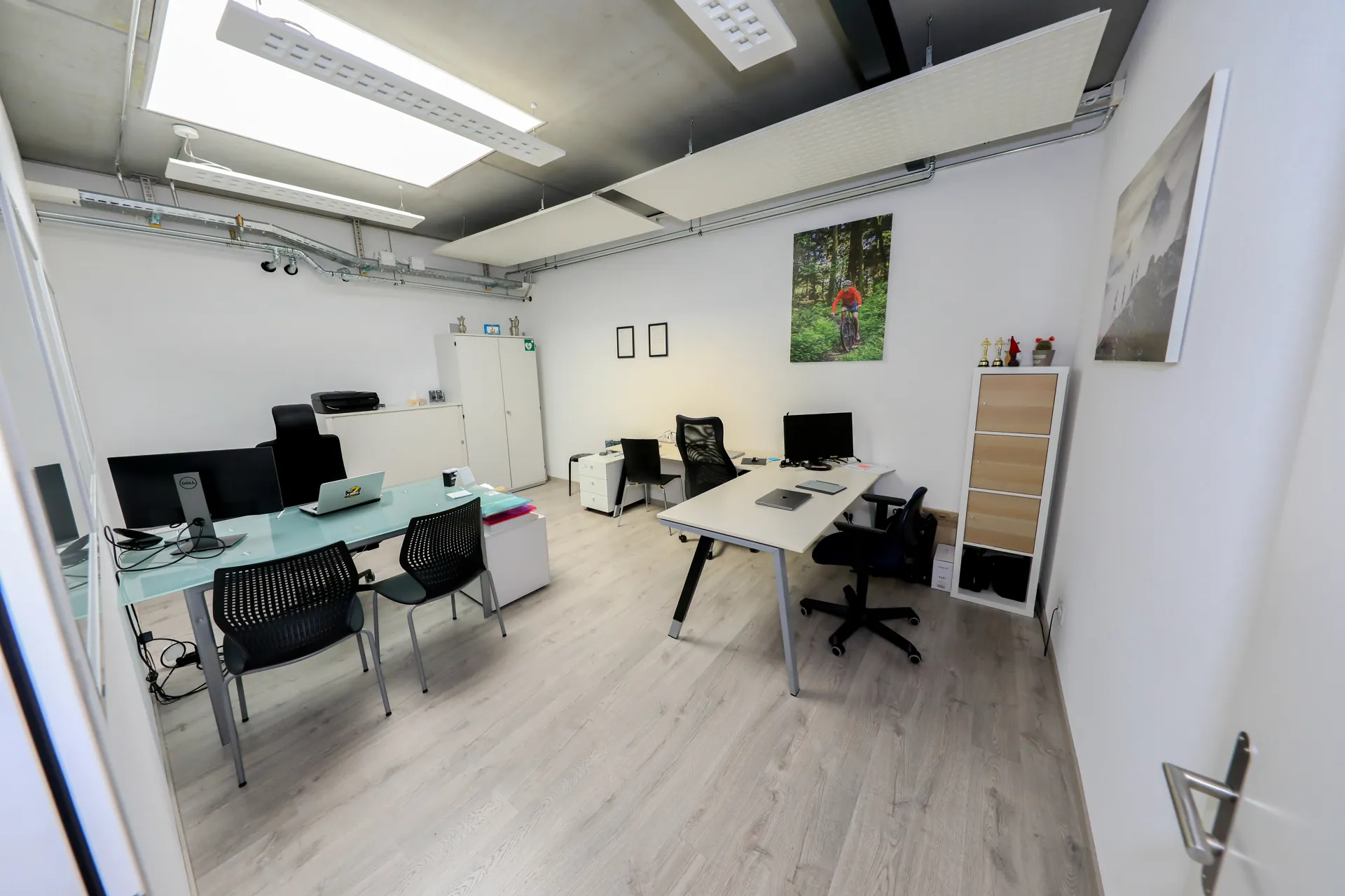 Bureau administratif du centre VO2Sport avec deux bureaux, des chaises et des armoires de rangement.