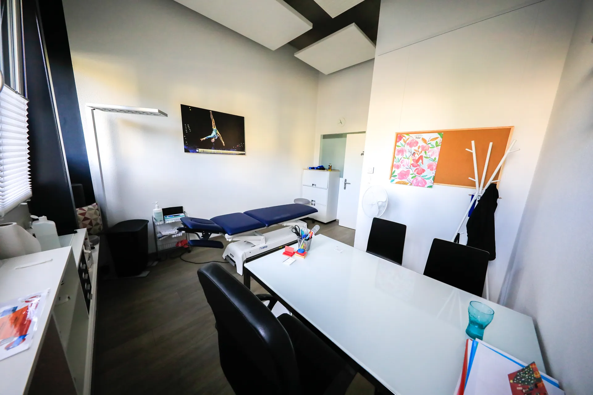 Cabinet de physiothérapie du centre VO2Sport avec table de soins, bureau et chaises