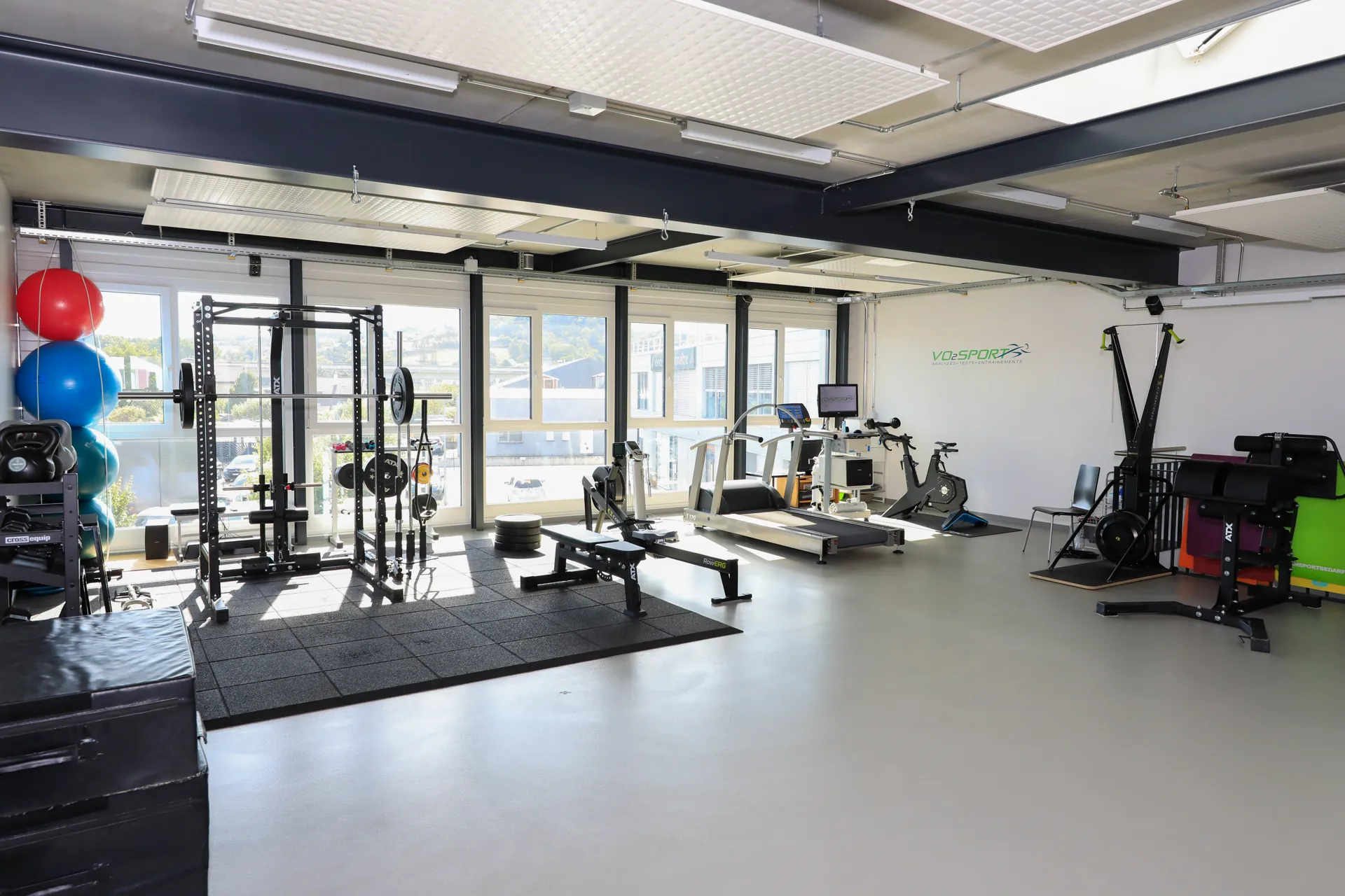 Salle d’entraînement du centre VO2Sport avec tapis de course, vélos et équipements de musculation