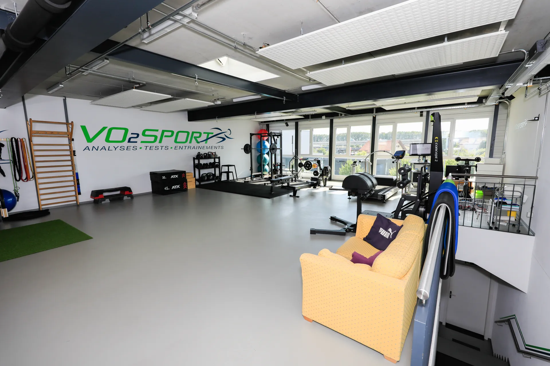 Salle d’entraînement du centre VO2Sport avec équipements de musculation et appareils de tests sportifs