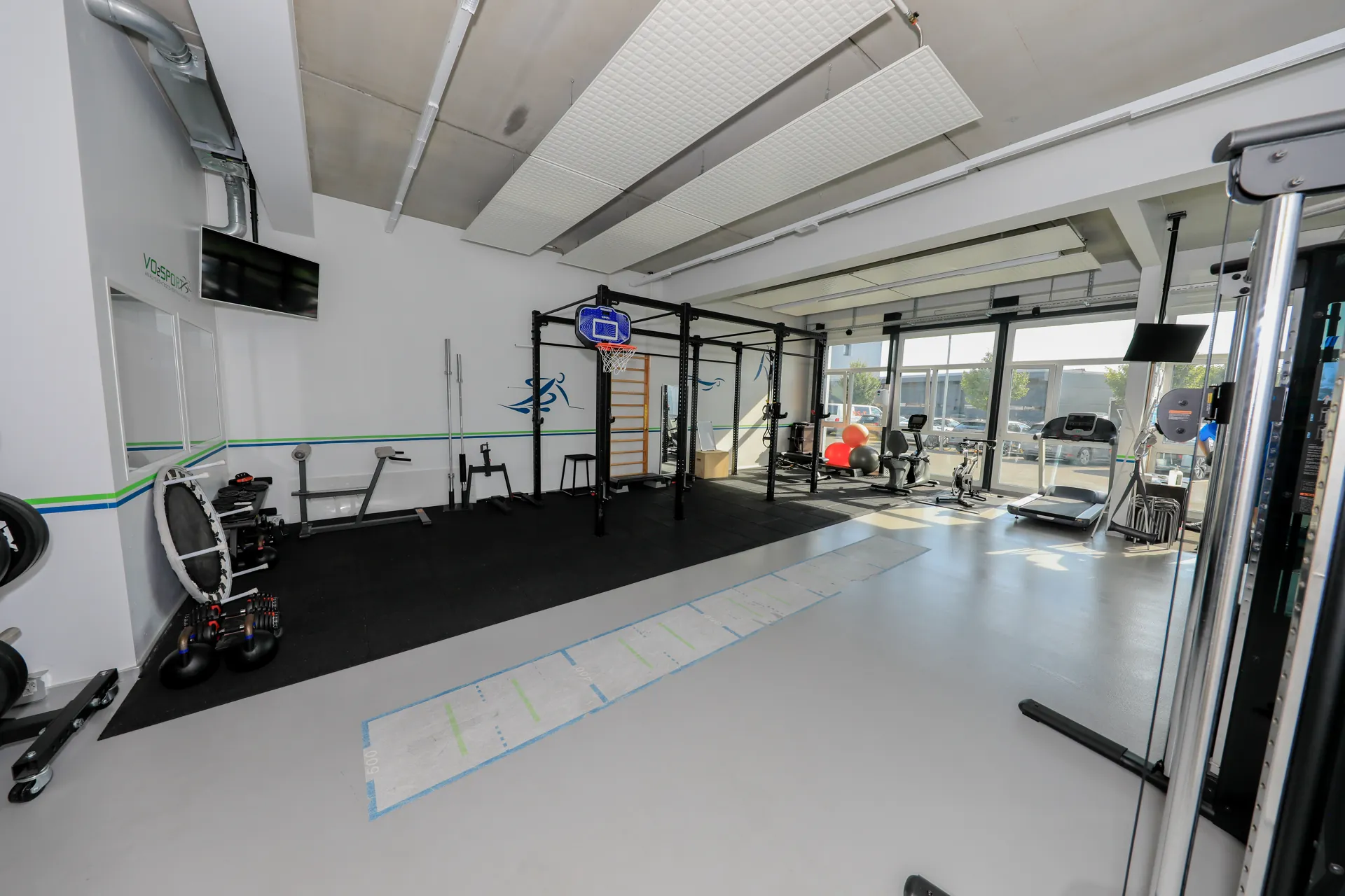 Salle de réathlétisation du centre VO2Sport avec tapis de course, vélos et équipements de musculation